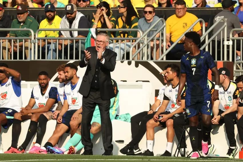 Ancelotti grita com o time no banco de reservas (Foto: Kirk Irwin / GETTY IMAGES NORTH AMERICA / Getty Images via AFP)