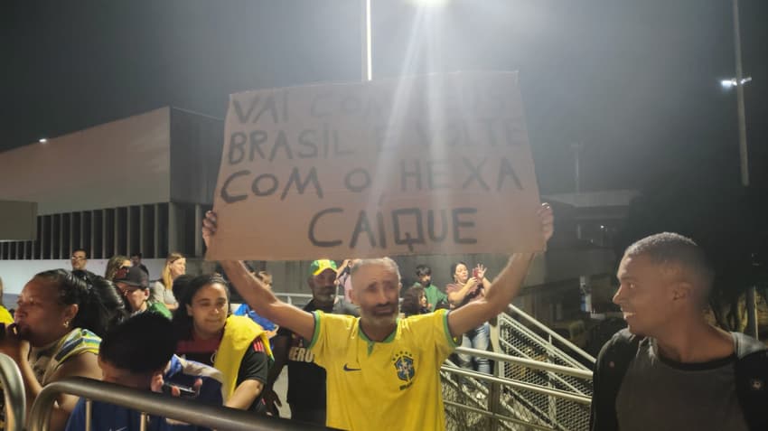 Torcedores no Aeroporto Galeão para se despedir da Seleção Brasileira antes da Copa do Mundo de 2026 (Foto: João Pedro/Lance!)