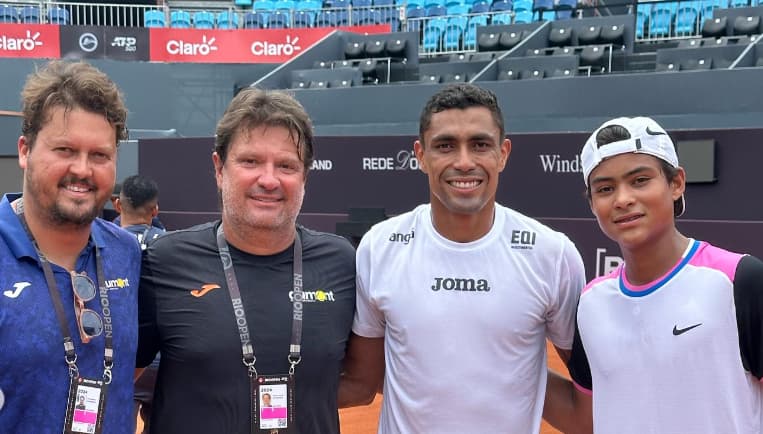 Guto Miguel (d) com os técnicos Santos Dumont e Kike Grangeiro e o Thiago Monteiro no Rio Open de 2024 (Reprodução)