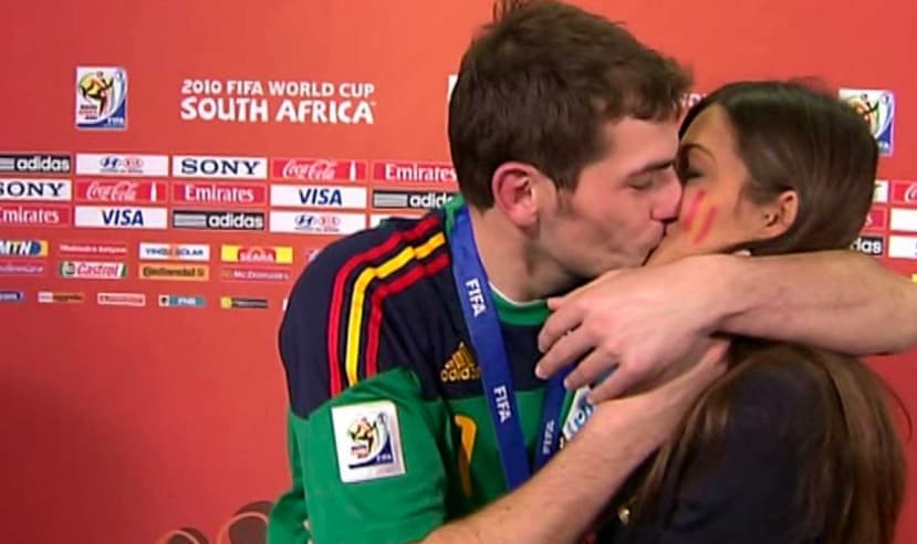 Casillas e Sara Carbonero e o beijo após a final da Copa de 2010, na África do Sul (Reprodução)