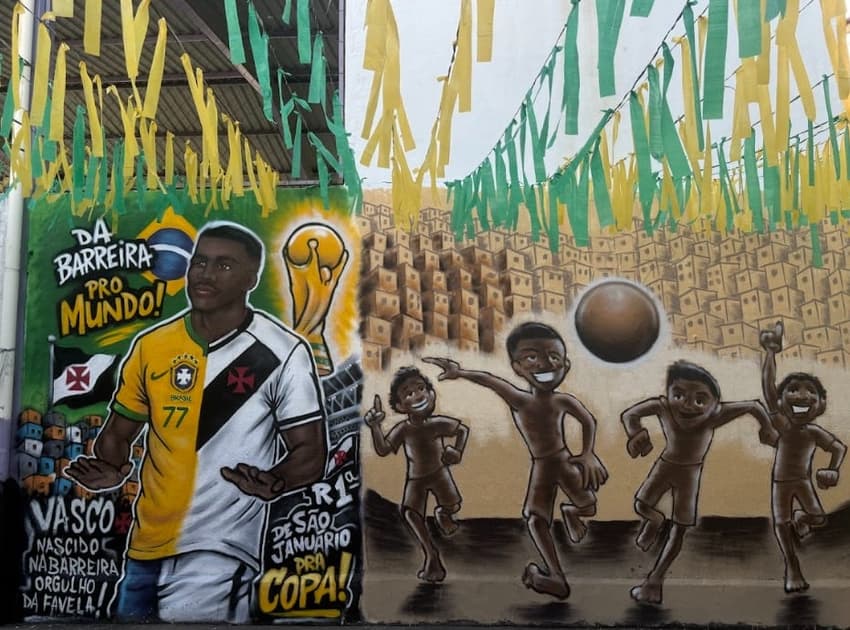 Barreira do Vasco homenageou Rayan em pintura para a Copa do Mundo (Foto: Fábia Anselmo/Lance!)