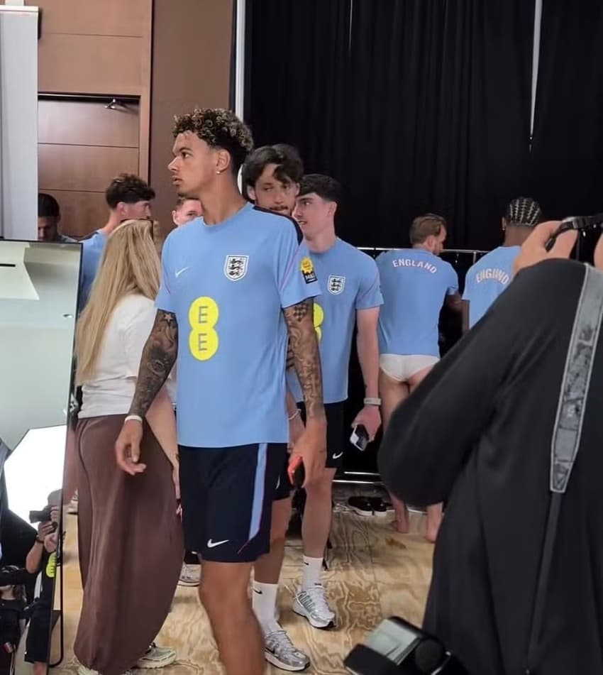 Harry Kane foi flagrado de cueca em vídeo publicado pela Inglaterra nas redes sociais.