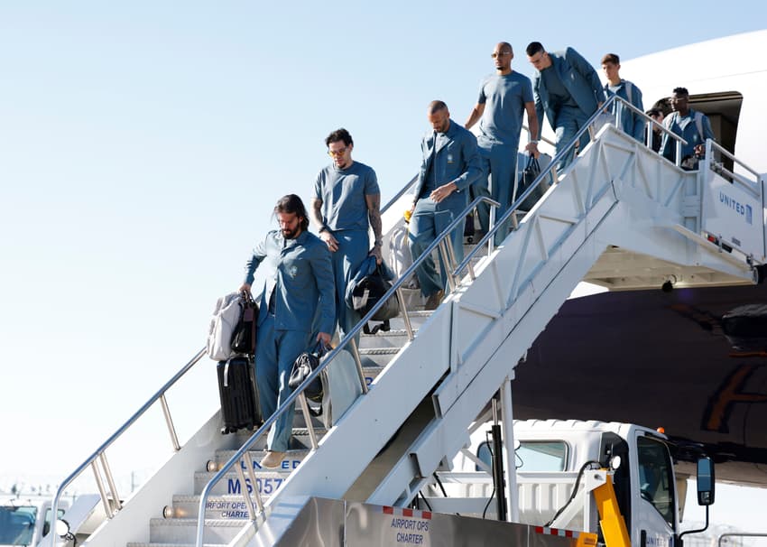 Seleção Brasileira no desembarque no Aeroporto de Newark, em Nova Jersey, para a Copa do Mundo (Foto: Rafael Ribeiro/CBF)