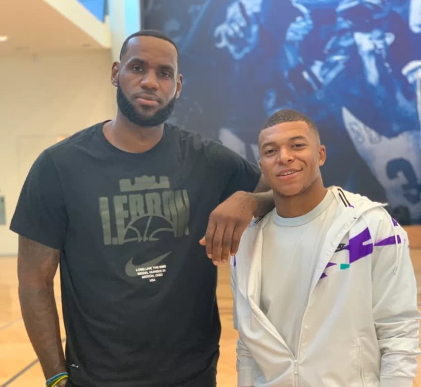 Kylian Mbappé, camisa 10 da seleção francesa, ao lado de LeBron James