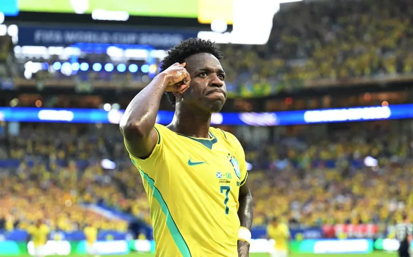 Vini Jr comemora gol em Brasil x Escócia
