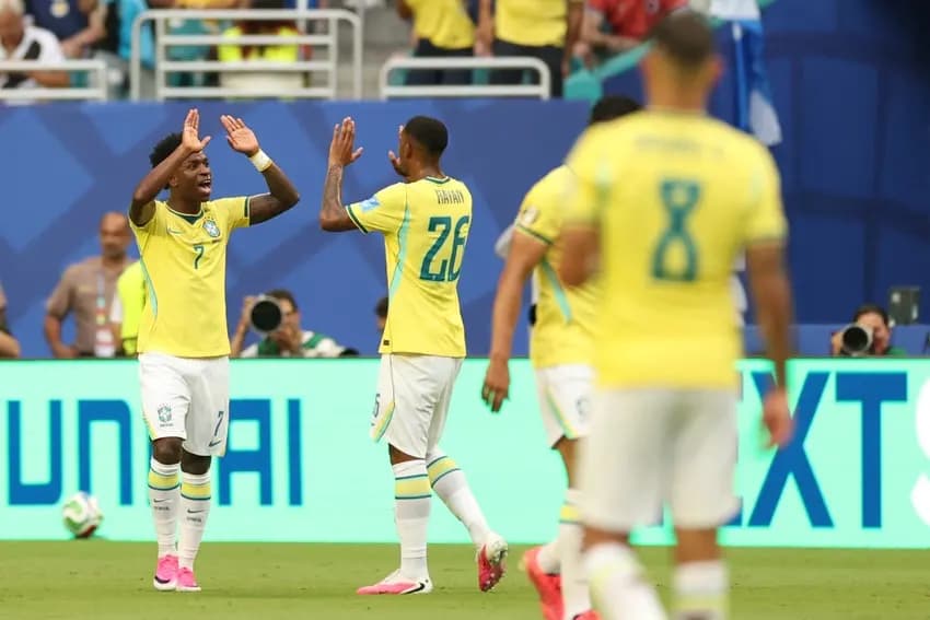 Rayan e Vini Jr durante comemoração do primeiro gol da partida entre Brasil e Escócia