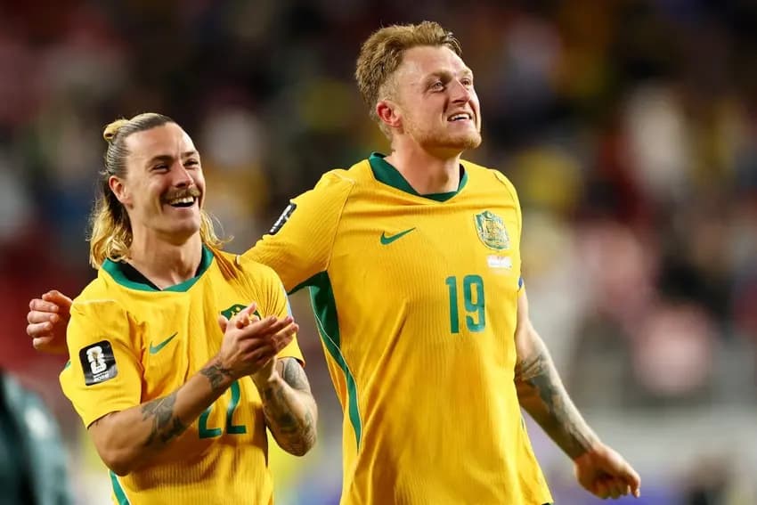 Australianos Jackson Irvine e Harry Souttar comemoram a vaga à segunda fase 