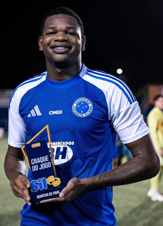 Kaiquy com troféu de craque do jogo em partida pela Copinha