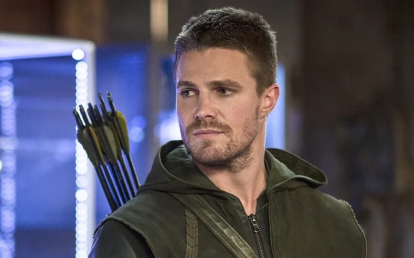 Stephen Amell como Oliver Queen em cena de Arrow