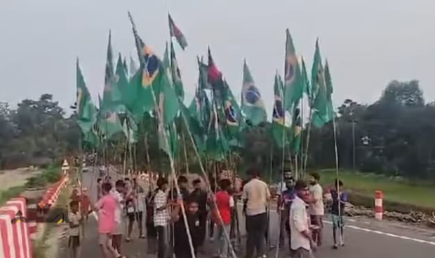 Torcedores de Bangladesh caminhando com a bandeira do Brasil. (Imagem: EkhonTV/Reprodução)