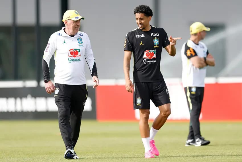 Ancelotti conversa com Marquinhos durante treino da Seleção (Foto: Rafael Ribeiro / CBF)