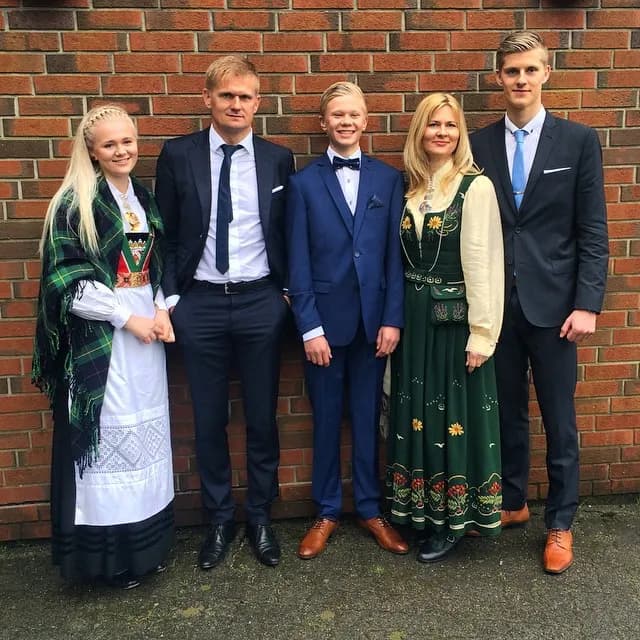 Erling Haaland ao centro ao lado dos pais Alf e Gry e dos irmãos Gabrielle e Astor (Foto: Reprodução/Redes sociais)