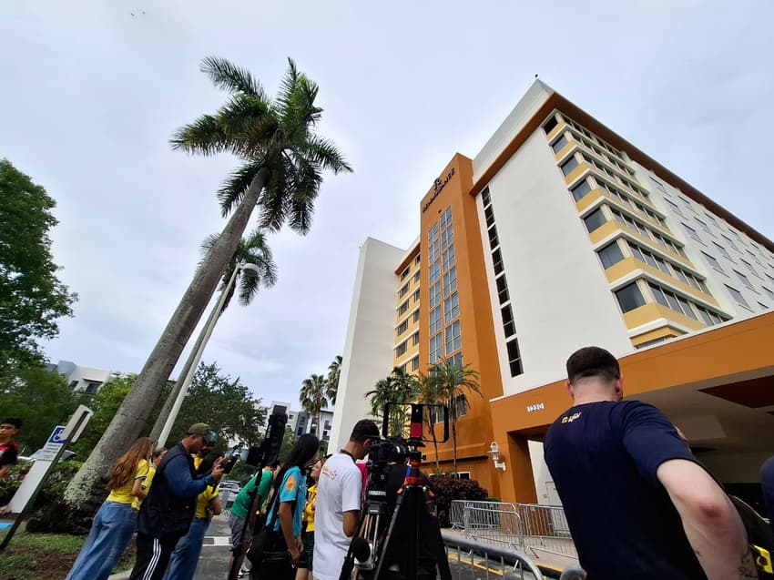 Imprensa na porta do hotel à espera da delegação do Brasil após o atraso no voo para Miami