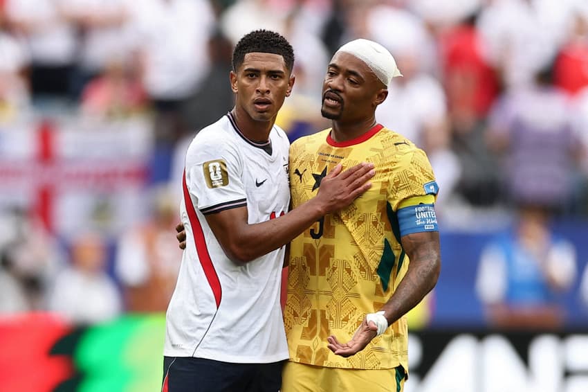 Jude Bellingham, da Inglaterra, cumprimenta Jordan Ayew, de Gana, pela Copa do Mundo