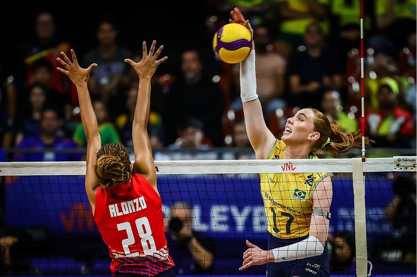 Julia Bergmann ataca em Brasil x Repúblicana na primeira semana da VNL 2026, (Foto: Volleyball World)