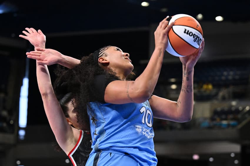Kamilla Cardoso em ação no jogo entre Chicago Sky e Portland Fire na WNBA