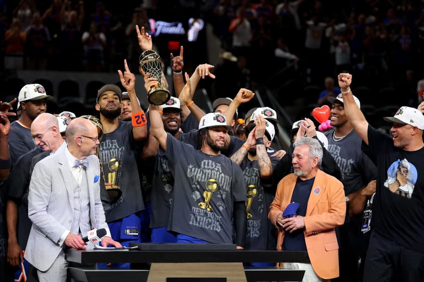 Jalen Brunson levanta o troféu Bill Russell de MVP das finais da NBA