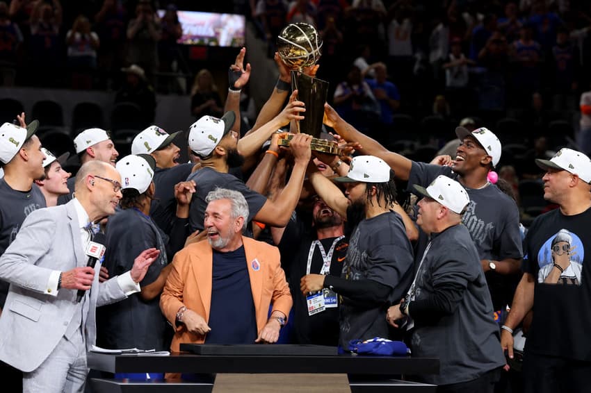 Time do Knicks levanta o troféu Larry O'Brien de campeão da NBA