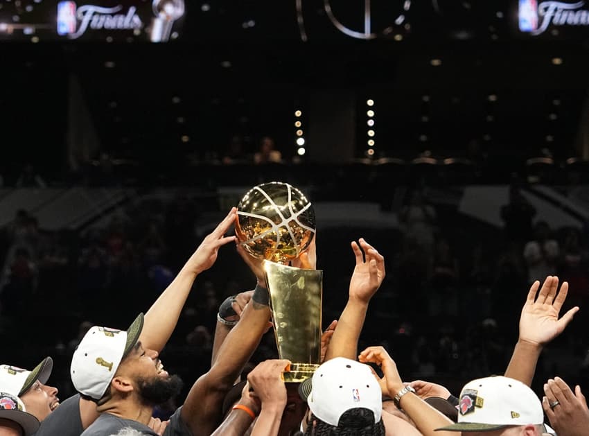 Jogadores do New York Knicks levantam o Troféu Larry O'Brien