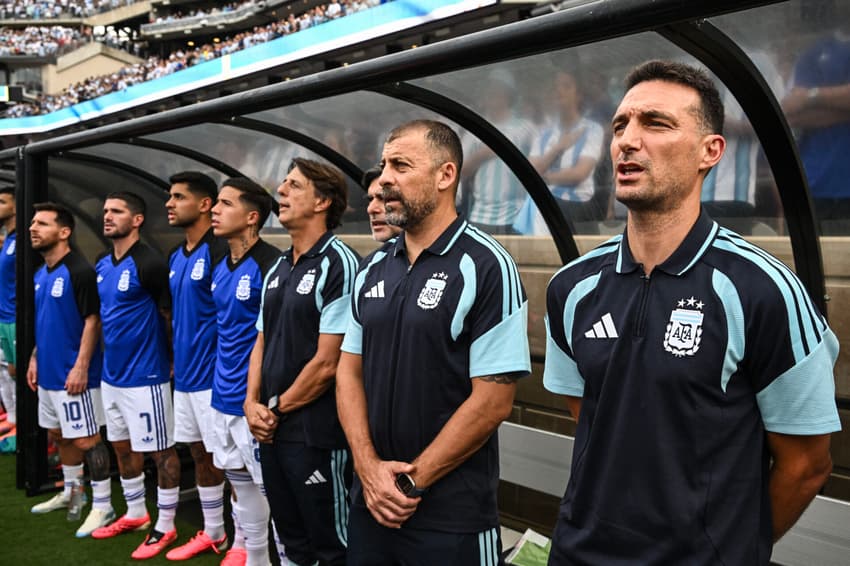 Lionel Scaloni e a comissão técnica da Argentina em amistoso preparatório pré-Copa do Mundo (Foto: RONALDO SCHEMIDT / AFP)