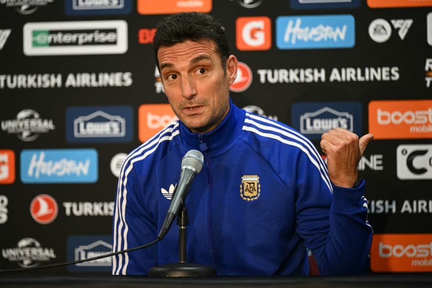 Ténico da Argentina, Lionel Scaloni em entrevista coletiva (Foto: RONALDO SCHEMIDT / AFP)
