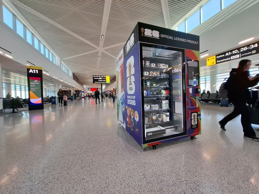 Máquina de venda automática de produtos da Copa do Mundo na área de embarque do aeroporto de Newark 