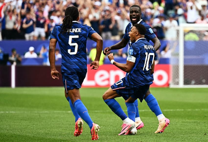 Mbappé comemora gol no jogo da França contra o Iraque pela Copa do Mundo