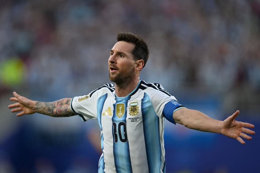 Messi comemora gol em Argentina x Argélia (Photo by Roberto SCHMIDT / AFP)