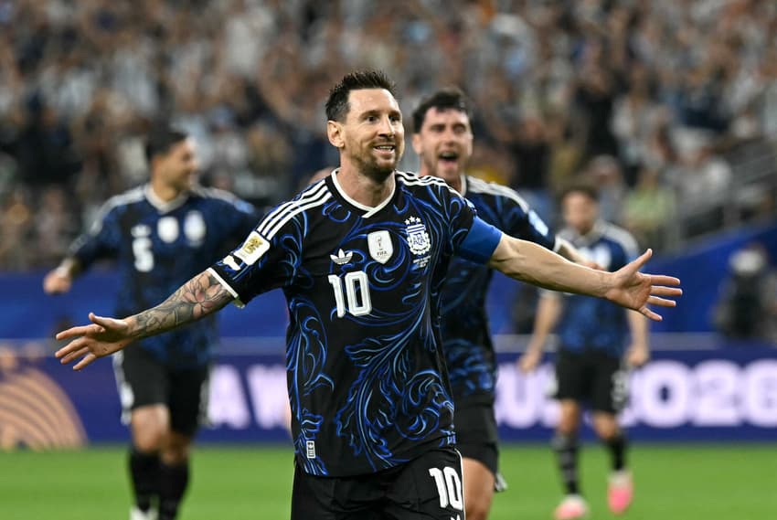 Messi comemora seu 19º gol em Copas no jogo da Argentina contra Jordânia