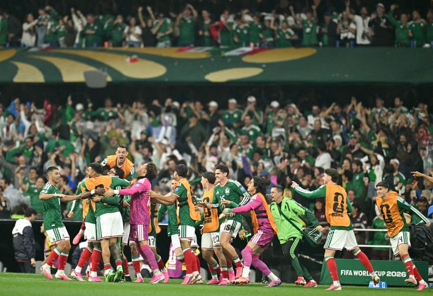 O México venceu o Equador por 2 a 0 e avançou às oitavas de final da Copa do Mundo