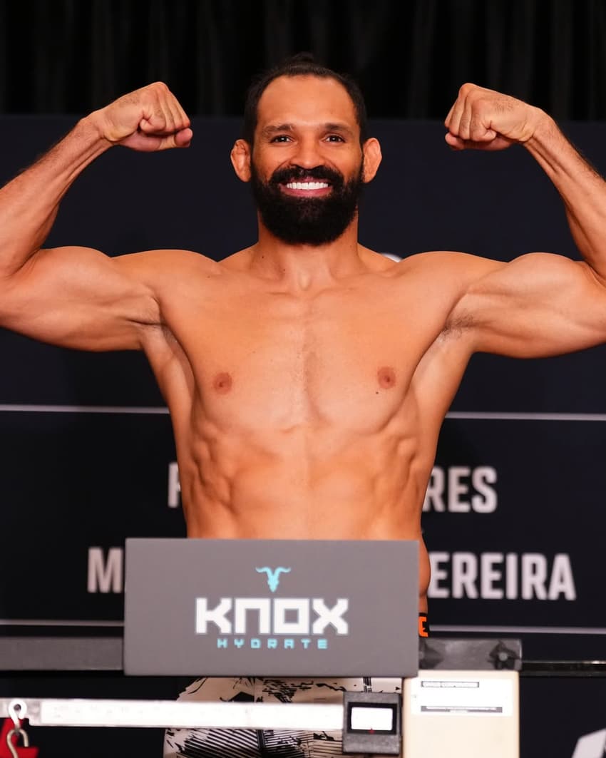 O brasileiro Michel Pereira, durante a pesagem para o UFC Baku