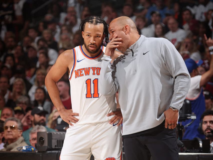 Jalen Brunson e Rick Brunson conversam em jogo do Knicks na NBA (Foto: Nathaniel S. Butler/NBAE via Getty Images/AFP)