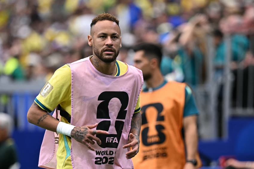 Neymar vestindo colete destinado aos jogadores reservas com a logomarca Fifa 2026