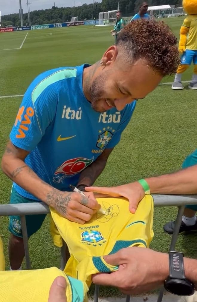Neymar autografa camisa da Seleção no CT em Nova Jersey
