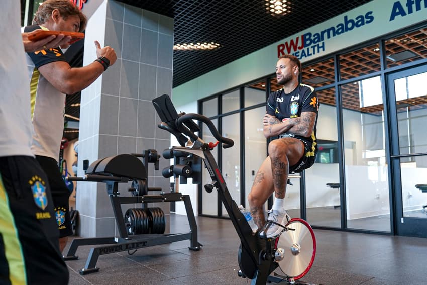 Neymar tem treinado na academia desde que se apresentou à Seleção