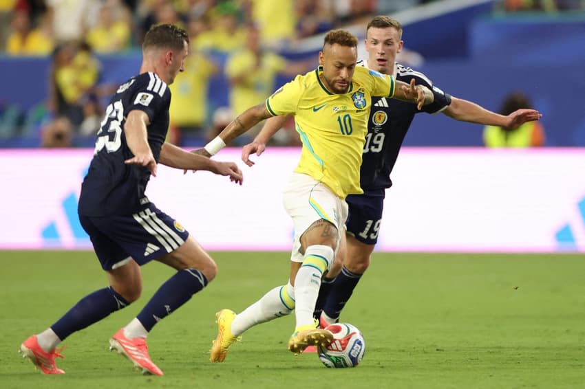 Neymar, com a camisa amarela da Seleção Brasileira, enfrentando a Escócia pela Copa do Mundo de 2026 