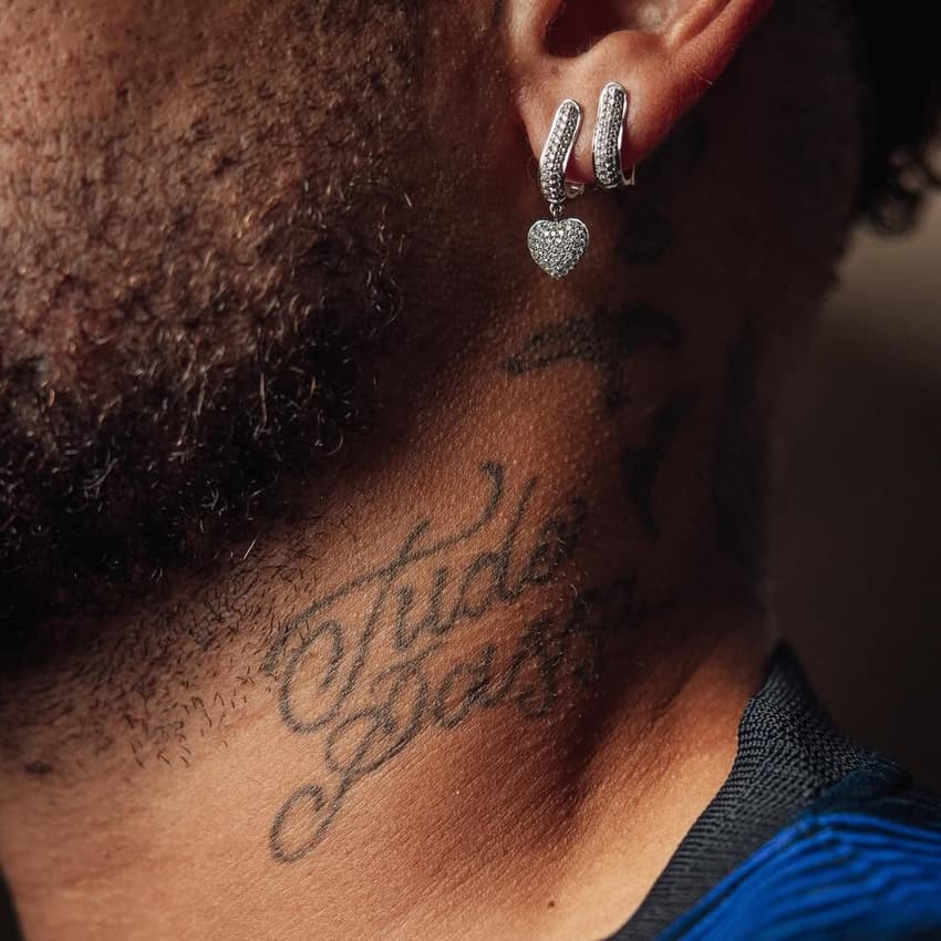Tatuagem escrito "Tudo passa" no pescoço de Neymar (Foto: Reprodução/@neymarjr