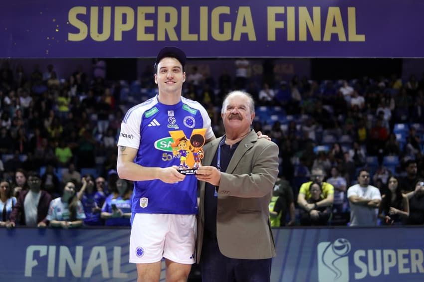 Oppenkoski recebe o prêmio de melhor jogador da final da Superliga Masculina (Foto: Wander Roberto/Inovafoto/CBV)