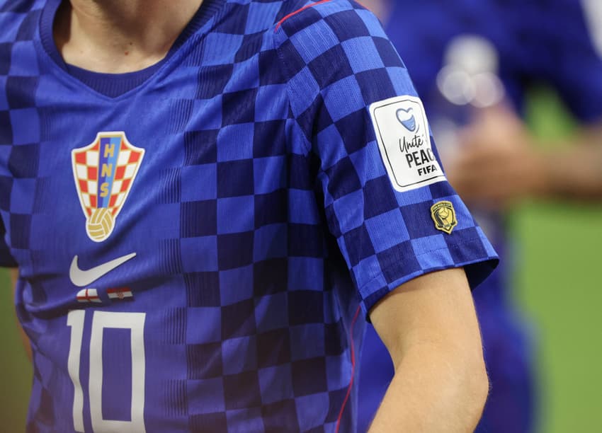 Modric com o uniforme azul da Croácia utilizando um patch especial de ganhador da Bola de ouro na manga