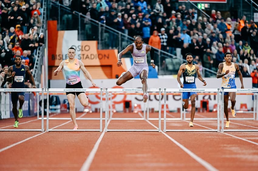 Alison dos Santos disputa os 400m com barreiras na etapa de Oslo da Diamond League 2026 (Foto: Marta Gorczynska)