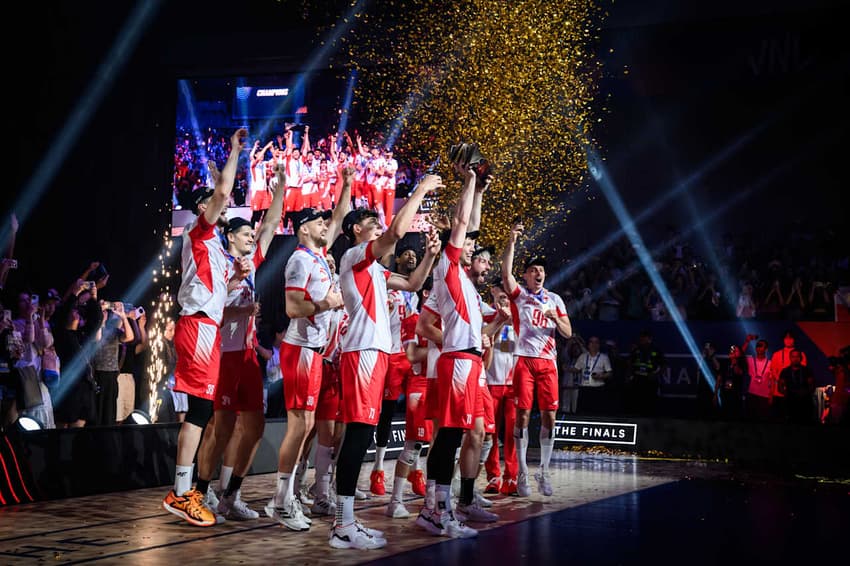 Seleção polonesa ergue o troféu da VNL 2025 (Foto: Volleyball World)