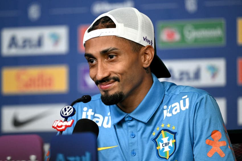 Raphinha mostrou bom humor na coletiva da Seleção (Foto: Mauro Pimentel / AFP)