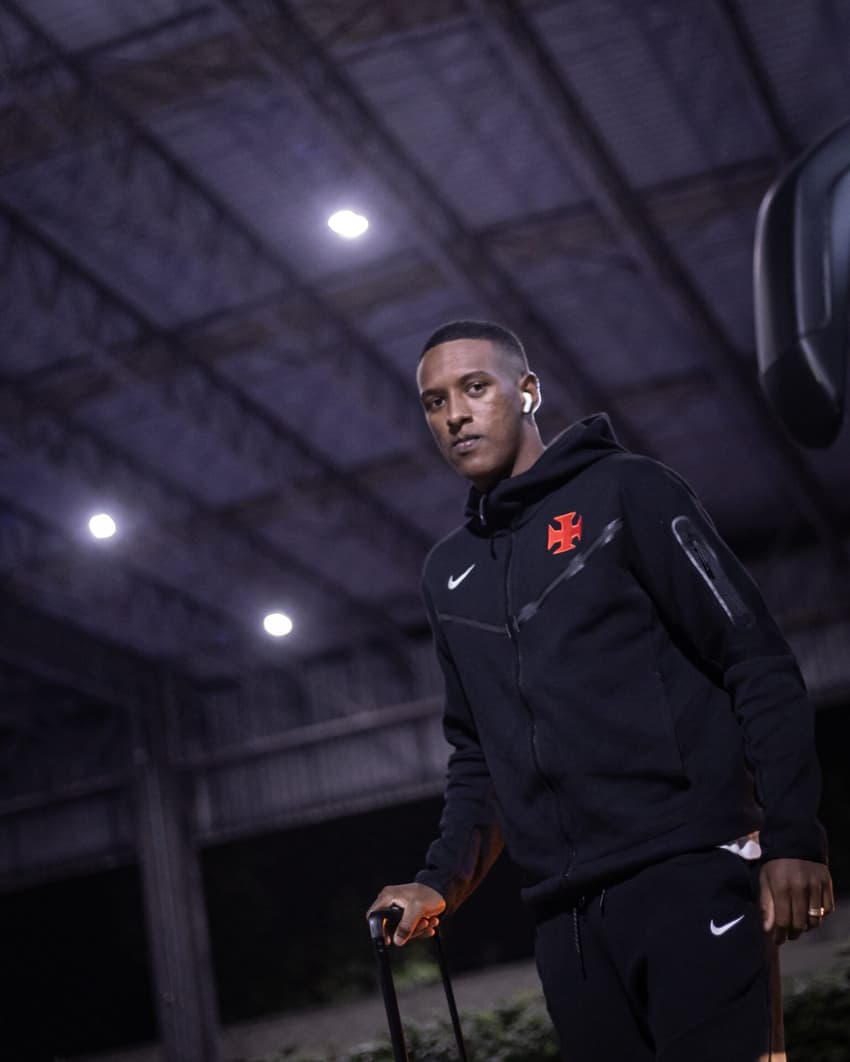 Robert Renan chega a São Januário com o agasalho do Vasco