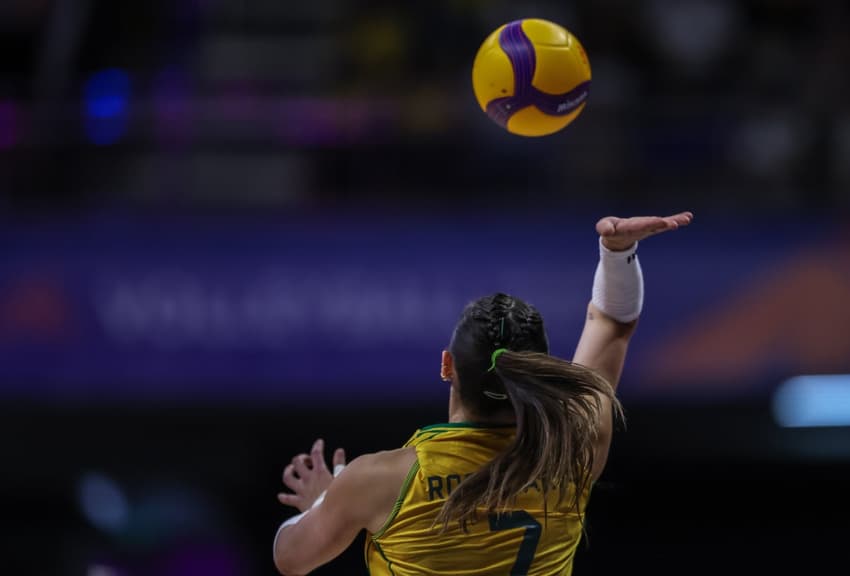 Rosamaria saca em Brasil x República Dominicana pela VNL 2026 (Foto: Patricy Albuquerque/CBV)
