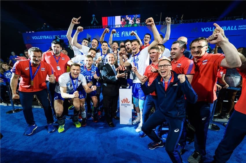 Presidente da FIVB, Ary Graça entrega o troféu da VNL à seleção russa (Foto: Reprodução)