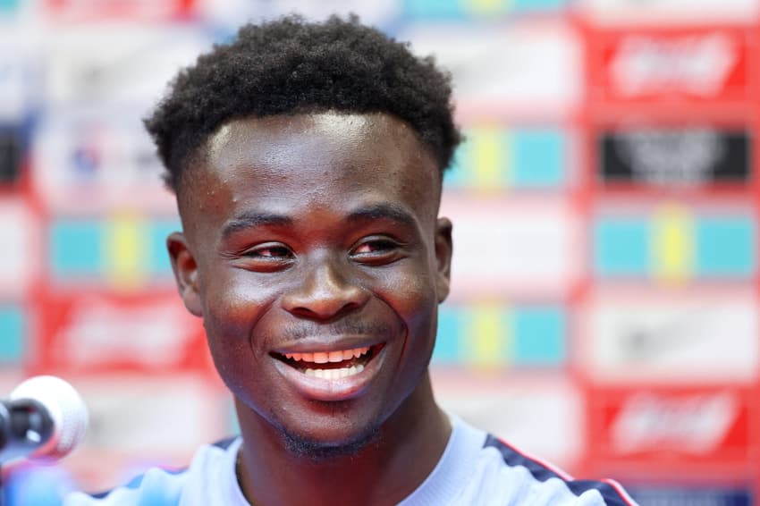 Bukayo Saka em entrevista coletiva pela seleção da Inglaterra antes da Copa do Mundo (Foto: Richard Pelham/Getty Images/AFP)