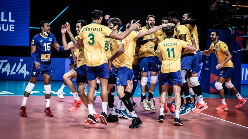 Jogadores da Seleção Brasileira comemoram título da VNL (Foto: Divulgação/FIVB)