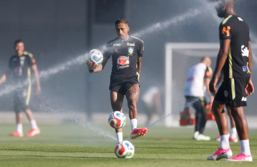 Raphinha aproveita água da irrigação do gramado para se refrescar; calor na Copa do Mundo deverá ser intenso