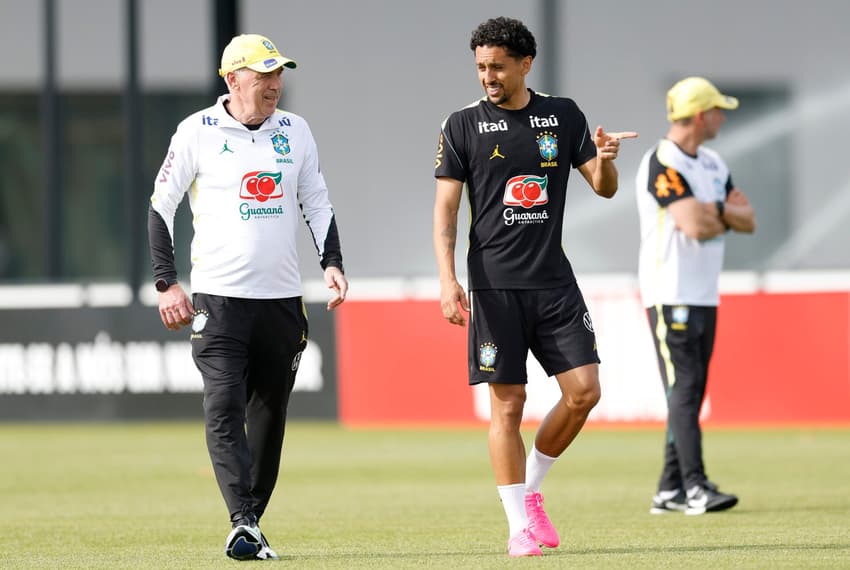 Ancelotti conversa com Marquinhos durante treino da Seleção (Foto: Rafael Ribeiro / CBF)
