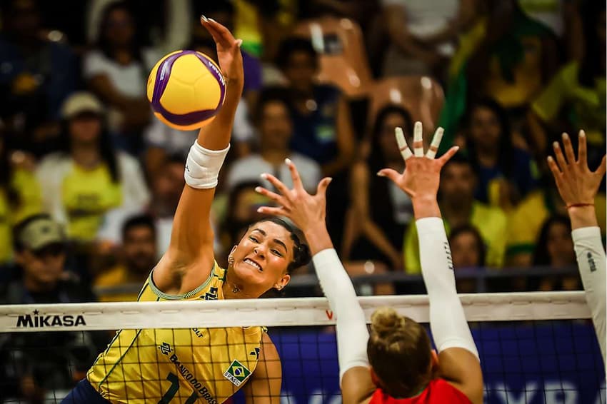 Tainara ataca em Brasil x Bulgária pela VNL 2026 (Foto: Volleyball World)